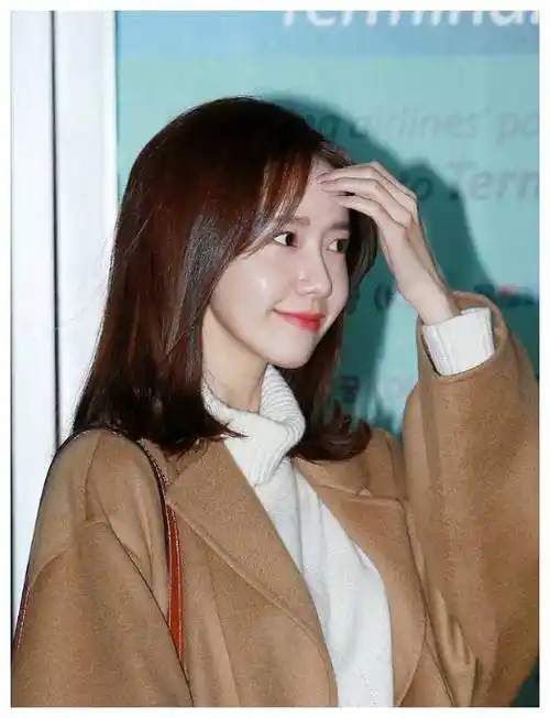 林允儿大衣搭配针织衫走机场,剪一款锁骨短发造型,个性时髦_大卫亚