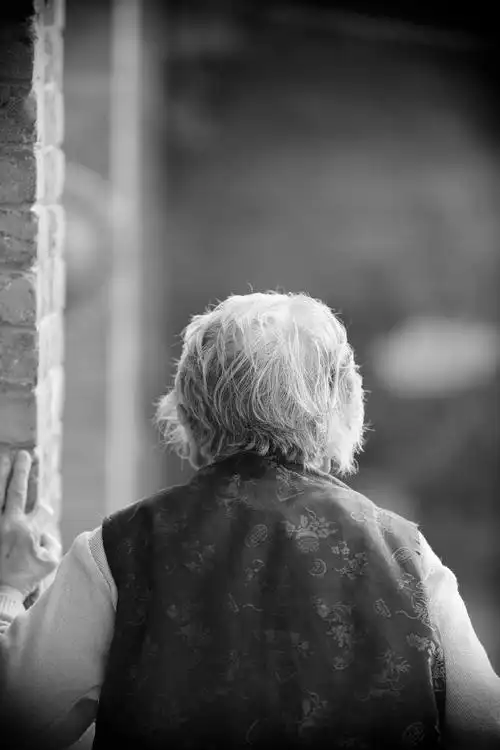 看着母亲纤瘦的背影远去,泪湿衣襟,泪干肠断,扪心自问,母亲陪我长大