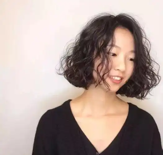 2022流行"短发小爆卷"