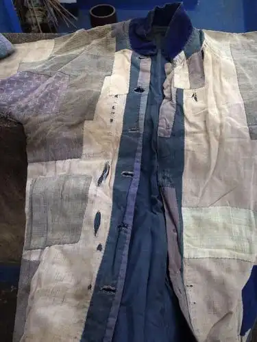 当年我们的衣裳缝缝又补补,如今人们都喜欢购买乞丐服.