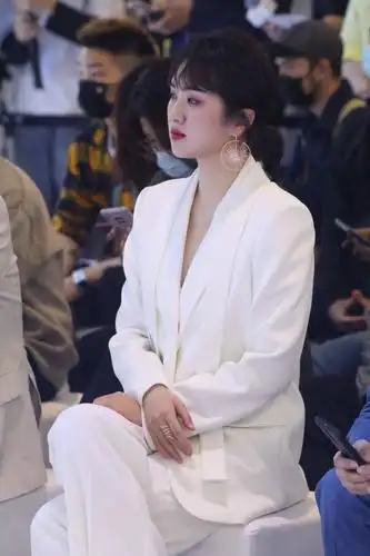 华为小公主姚安娜生图能打出道首次公开营业