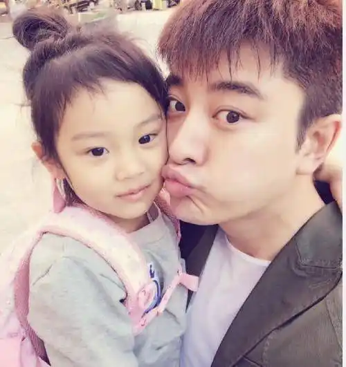 甜馨就读于北京一所贵族小学,根据相关资料显示,每年学费为23.5万.