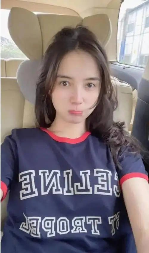 宋佳泳装照身材黄金比例素颜依旧少女范十足