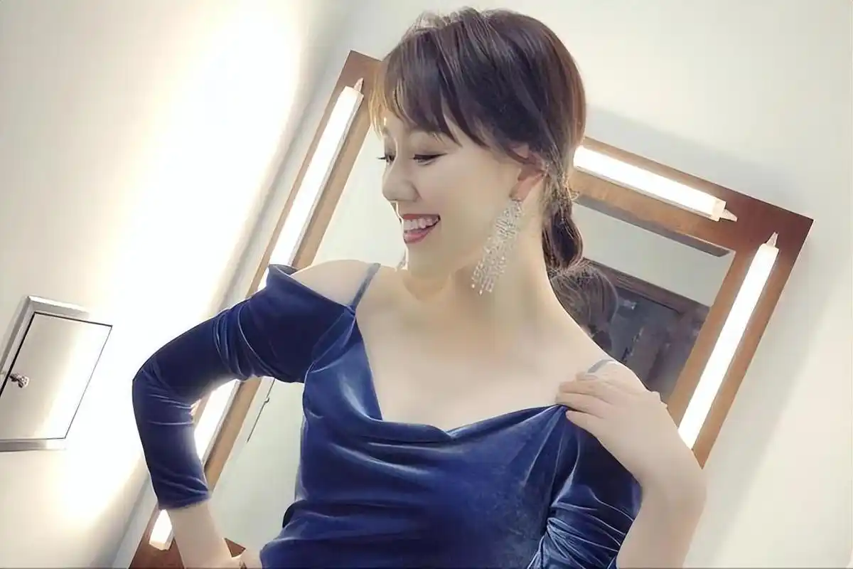 回顾王冠从上海走出的央视美女主持人男友在雾中迷路了