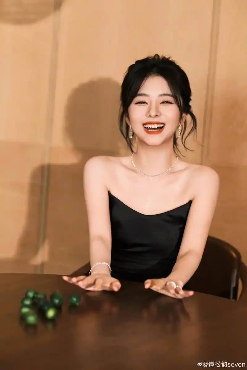 谭松韵的一组美照曝光,谭松韵扎发发丝凌乱,身穿黑色缎面礼服露 - 抖