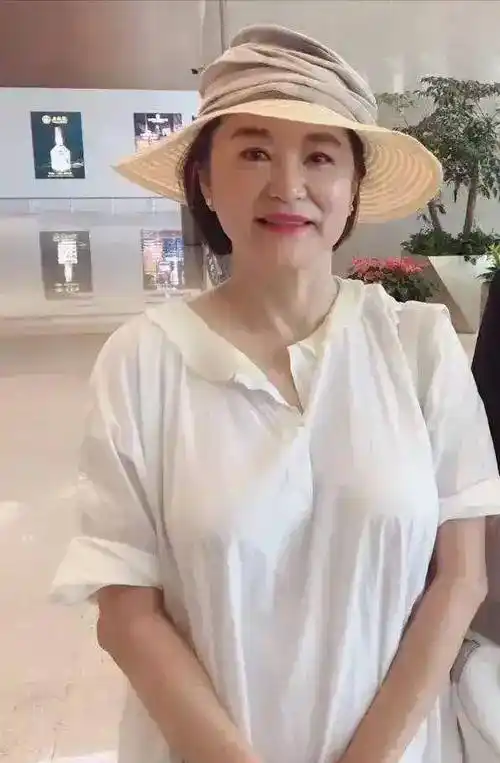 林青霞近照曝光,虽然她的脸被写成美女,但她由内而外的优雅从未改变