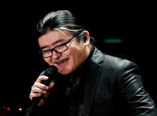 回顾歌手刘欢嗜酒如命身患不死癌症年仅60满头白发