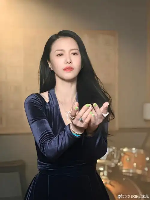 curiel小黑裙#谭维维超话
