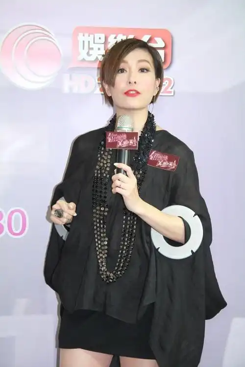 伍咏薇活成了很多女人羡慕的样子,这么大岁数,看着仍像30多岁