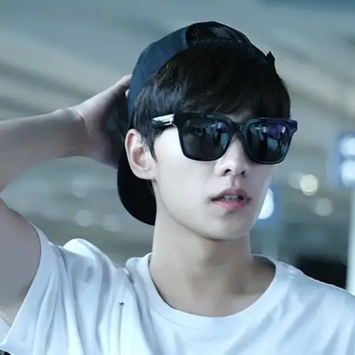 图杨洋墨镜自拍英姿飒爽魅力十足真是人比花美