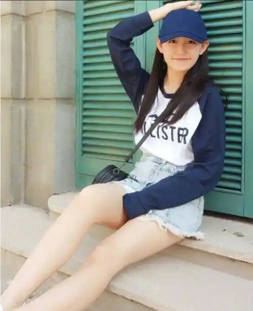 "哈密瓜"牛仔短裤搭配学生卫衣,蒋依依变身甜美女神!