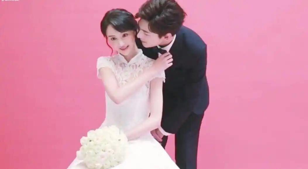与杨洋拍过婚纱照的这三位女星里,网友:还是郑爽和他最般配