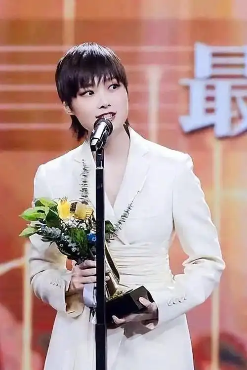 超女现状李宇春身患重病何洁卑微求上浪姐张靓颖被骗6亿