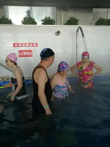 二月寒袭春来晚,汤上温泉寻春暖