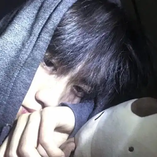 头像丨男生有人在夜市或小吃摊的烟火气中长歌纵酒