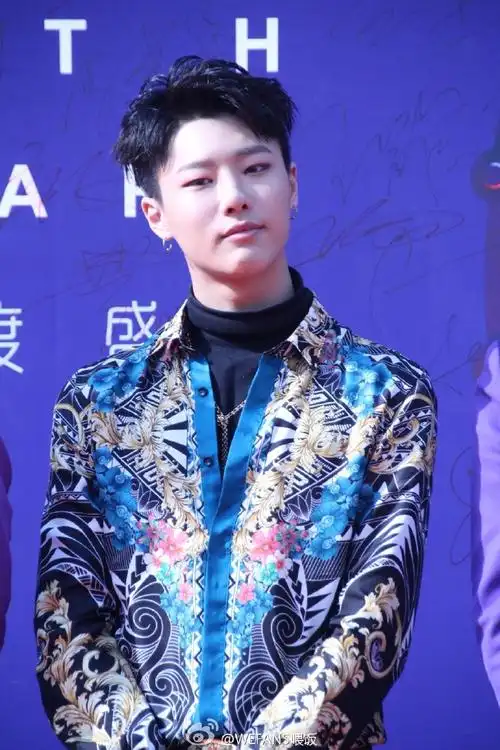 第四届音悦v榜年度盛典#中韩人气组合#uniq#今天身穿紫色应援色的衣服