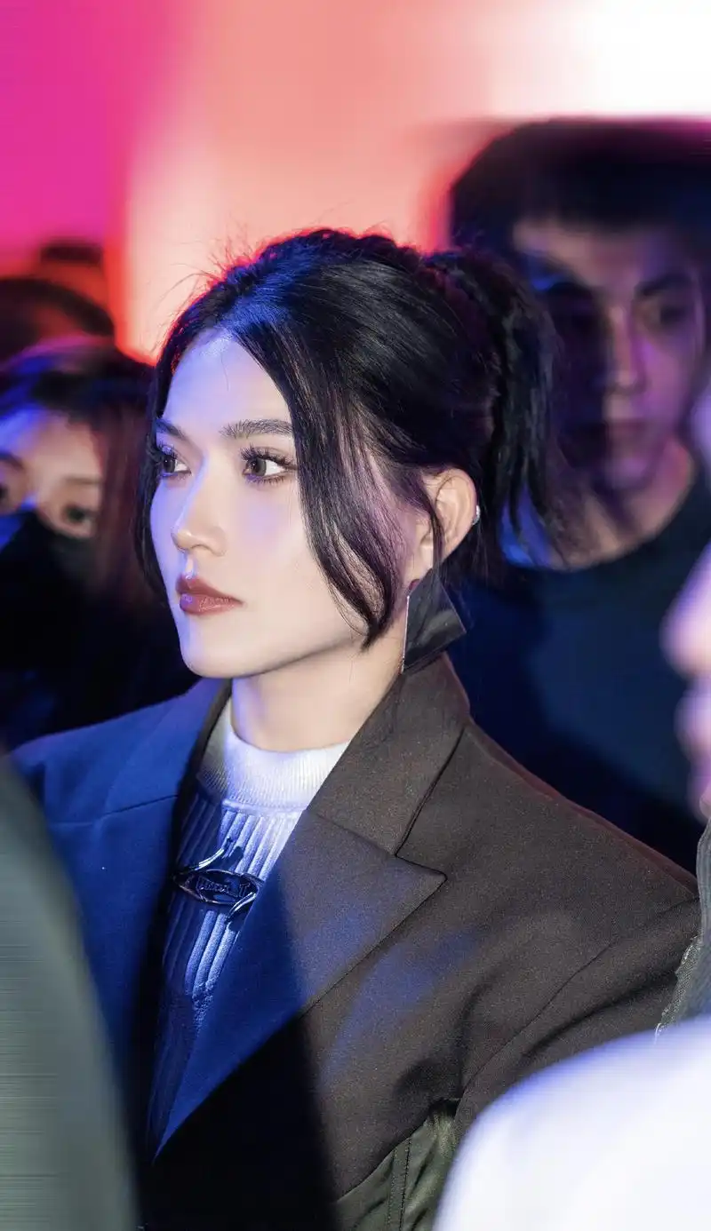 庄心妍音乐传奇:风格多变,歌曲深入人心 庄心妍,这位音乐世界的小精灵