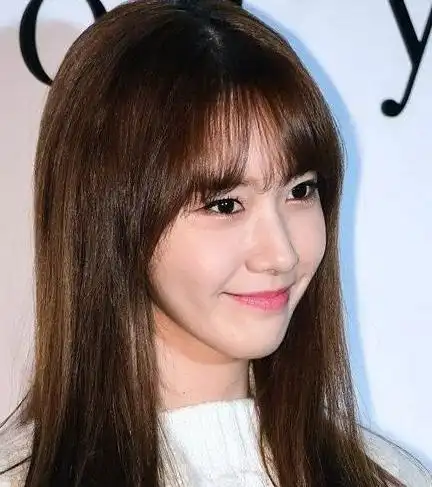 空气刘海虽然潮 但这些女星更适合偏分刘海