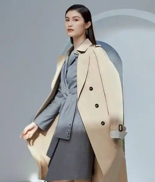 何穗代言大片来袭,格纹西装裙搭浅棕大衣,职场女强人既视感_设计的