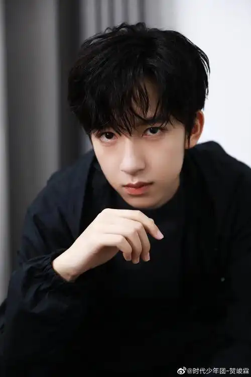 有网友在中传校园里拍到了贺峻霖,照片中的他身穿浅色外套,身后背着一