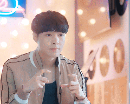 张艺兴开心男神搞笑gif动图_动态图_表情包下载_soogif