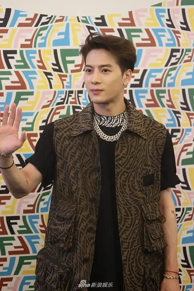 组图:王嘉尔三七分发型酷炫抢眼 印花马甲配黑t生图帅气逼人