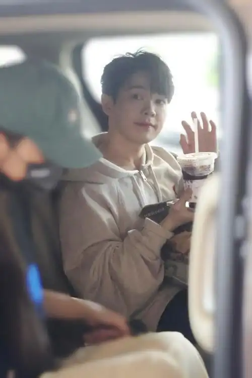 尤长靖 披荆斩棘的哥哥##尤长靖帮粉丝捡鞋子