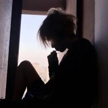 高清伤感侧脸男生抽着烟的头像图片