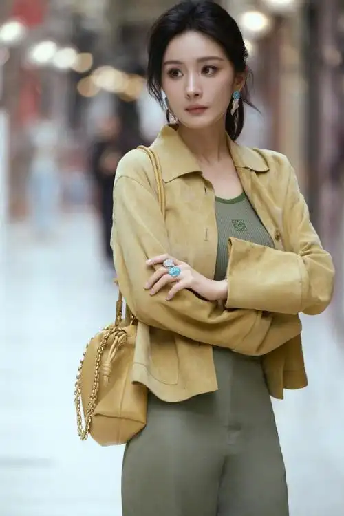 杨幂黄绿色套装巴黎街头随拍有