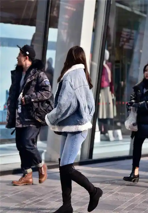 黑色过膝长靴,搭配紧身牛仔裤,蓝色的羊羔毛夹克_生活_风格_美女