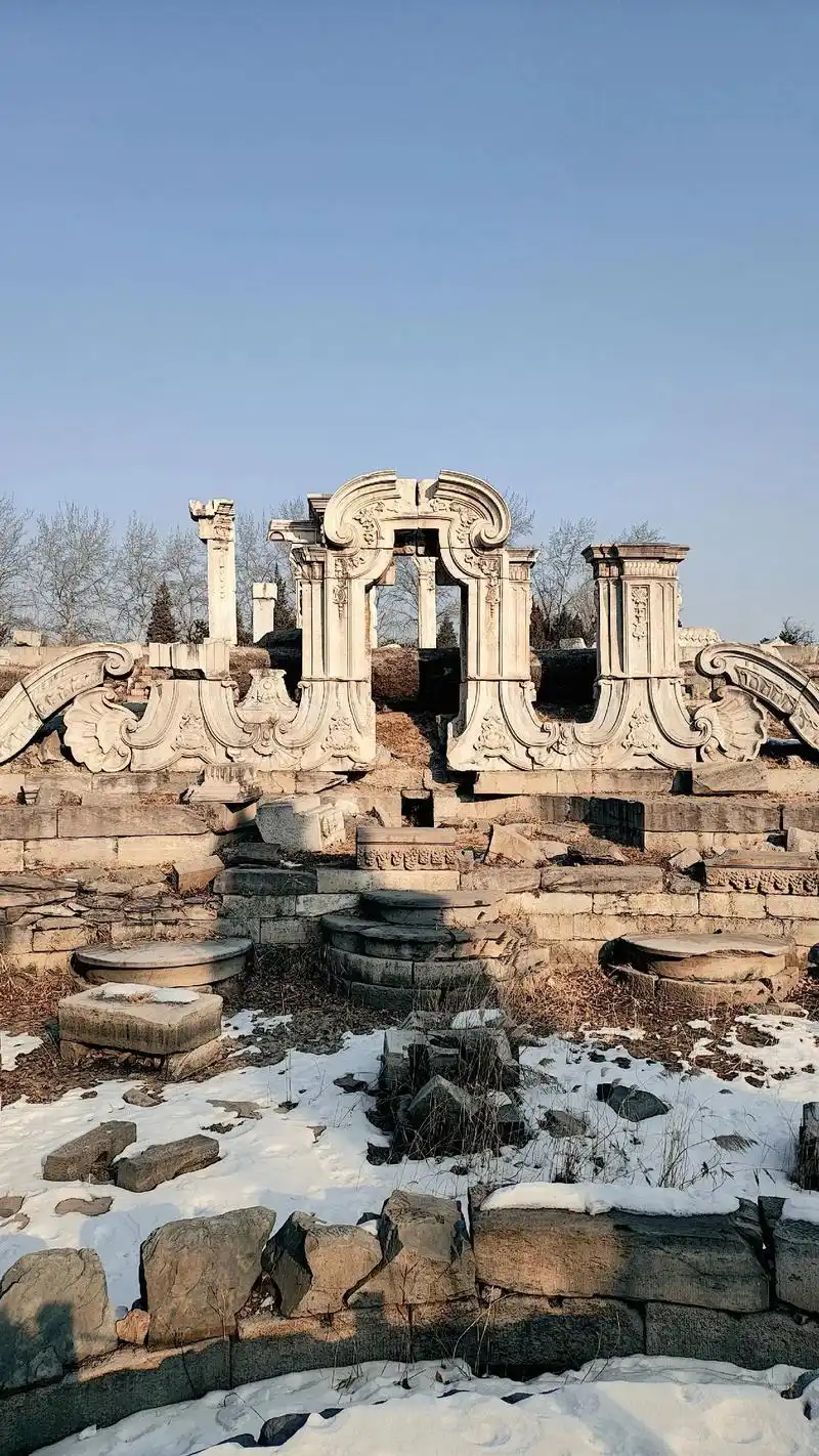 这是在描述火烧圆明园时教科书上必有的画面,而满眼的断壁残恒只 - 抖