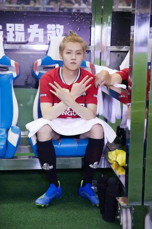 鹿晗超级企鹅足球名人赛图片