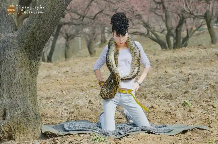 【人像摄影】蛇女人生