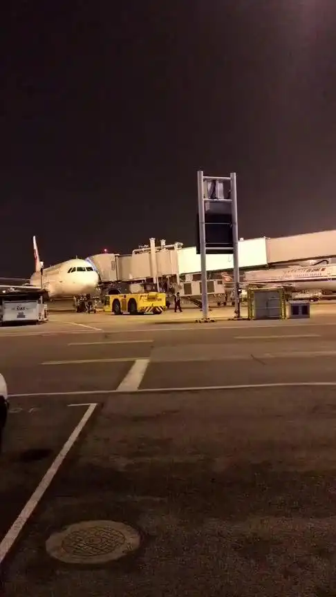 见识下夜晚的机场,你可能已经睡了,但这里依旧在忙碌!