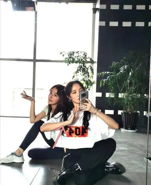 孟佳晒新歌封面,半裸上身,纤细时尚,不愧是小野马泫雅的闺蜜!