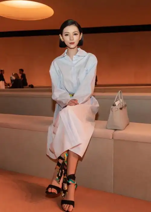 26岁张予曦真美,穿简洁蓝色衬衫裙配绑带高跟鞋,尽显文艺清新