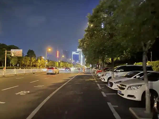 建议调换路灯灯光