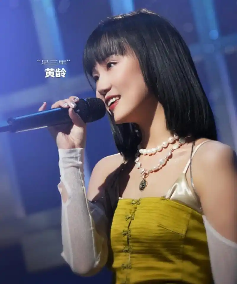 黄龄的衣服越穿越随意了,真丝内衣看上去非常丝滑.