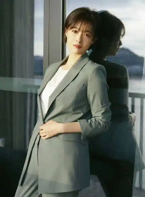 蒋欣带火了一种短发叫"齐唇发",特别适合微胖女人,洋气又减龄_发型