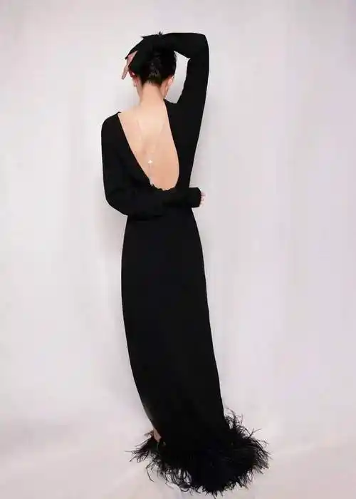 王珞丹晒照记录白玉兰 礼服背后大有乾坤,评论让人呼吸不畅