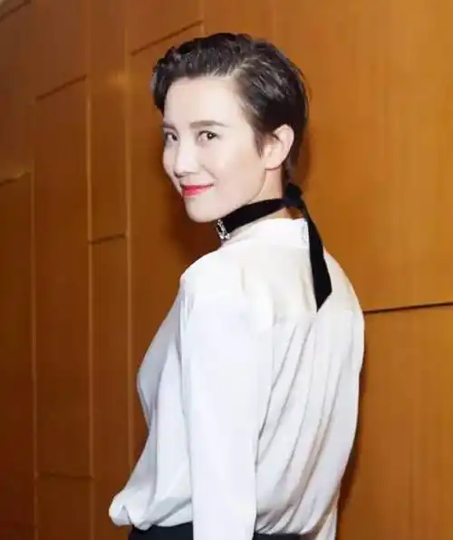 显得五官非常大气~看起来很有复古帅气的感觉把头发三七分开往后梳