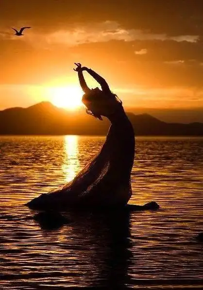 海边夕阳下的忧伤女生背影图片