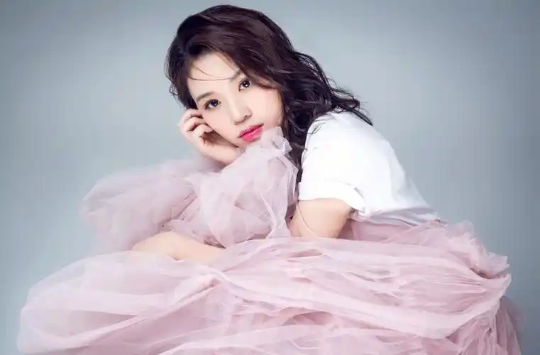 简介:黄英《漂流瓶》宣传照图片,分享一组黄英图片给大家,图中的明星