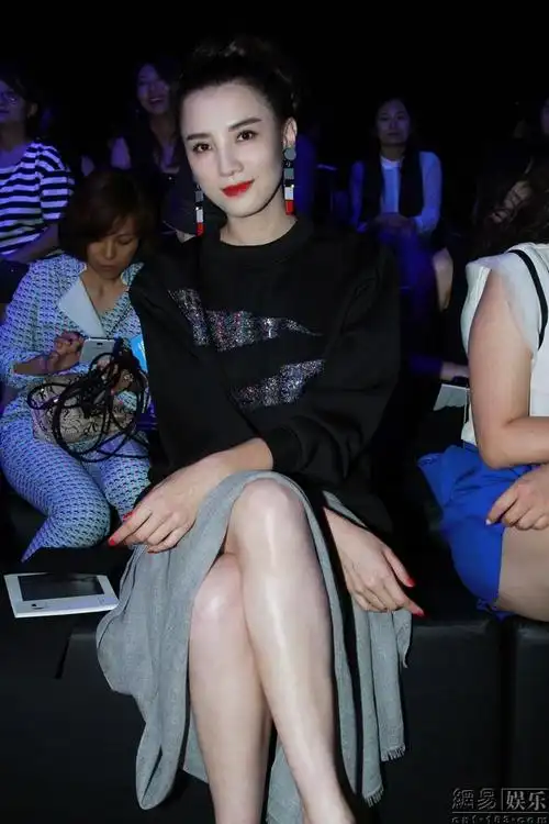 宋佳出席活动露高挑长腿