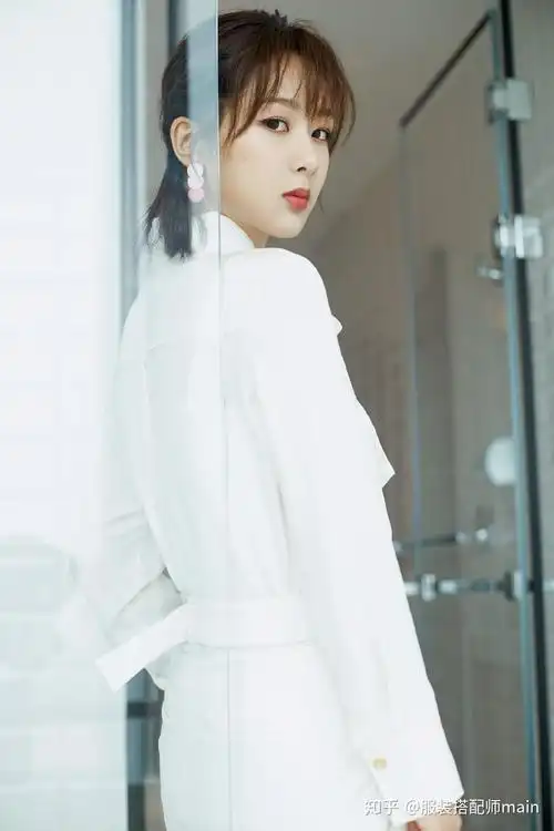 杨紫风格大变剧里甜美少女剧外霸气御姐衬衫配阔腿裤气场真足