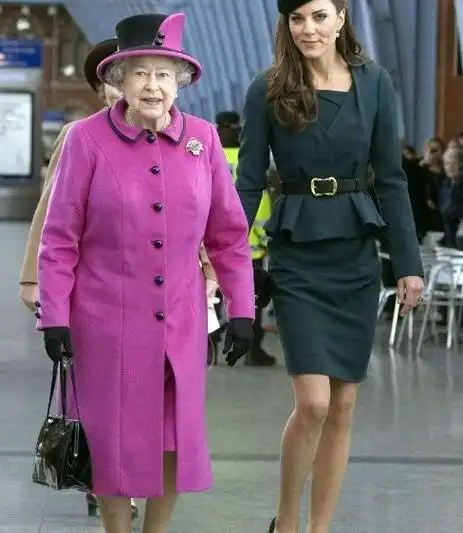 英女王身高162,拒穿恨天高,5公分鞋跟尽显优雅风范