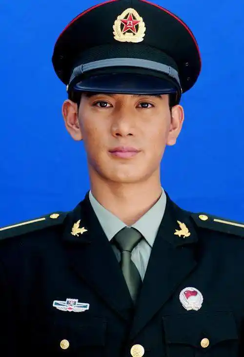 48位男明星军装照:肖战王一博龚俊帅气,鹿晗易烊千玺陈晓最意外