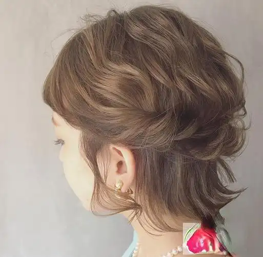 但是盘发也不是长发的专属,短发只要不是太短都可以盘起来.