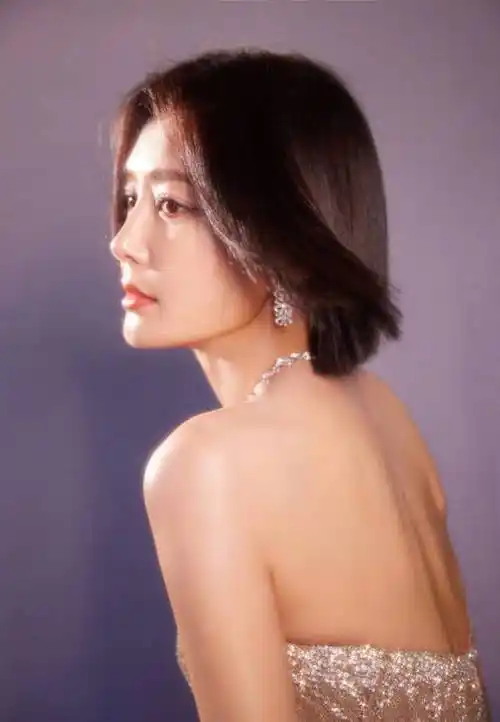 秦岚穿渐变钻石鱼尾裙秀香肩好身材吸睛