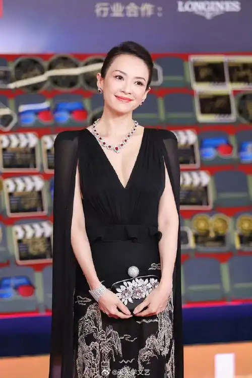 一身黑色深v礼裙搭配黑色薄纱披肩气场全开,不愧是章子怡!